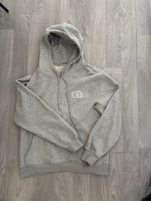 CD hoodie - Säljer denna d1or tröja i ett mycket bra skick förutom en liten transparent fläck som säkert går bort vid tvätt, kontakta mig vid intresse fastpris‼️
