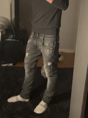 Gråa Replay jeans - Super Snygga Replay Anbas jeans med feta slitningar. Storlek 28/30.