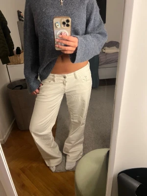 Vida vita jeans med låg midja - Säljer dessa lågmidjade vida jeans ifrån Gina då dem inte kommer till användning. Dem är i bra skick och i storlek 40, se sista bilden för måtten❤️😊