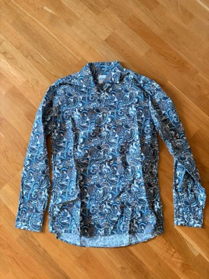 Skjorta Oscar of Sweden - Säljer en skjorta från Oscar of Sweden i storlek 40 slim fit då jag vuxit ur den. 