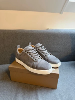 Christian Louboutin - Snygga sneakers och otroligt sköna, tyvärr är dem för små för mig så får sälja vidare dem. Låda följer med samt alla tillbehör, lådan är inte mosad som de flesta brukar vara 😄,De är i storlek 44. Skriv vid fler frågor!