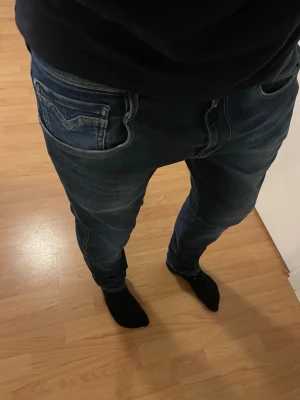 Replay jeans  - Säljer ett par riktigt goa Replay jeans som passar perfekt nu inför hösten. Dem sitter väldigt bra och är i mycket bra skit. Hör av er om minsta lilla funderingar! Mvh Dante 