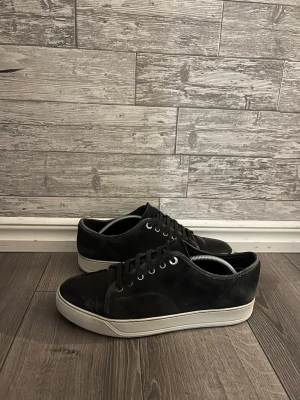 Lanvin skor  - Säljer nu ett par lanvin skor i bra skick skulle jag själv säga men man avgör de själv utifrån bilderna såklart, uk 7 passar 41-42
