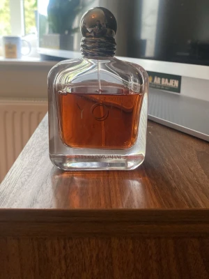 Emporio Armani Stronger With You - Emporio Armani Stronger With You Intensely är en parfym i en elegant, fyrkantig glasflaska med rundad silverfärgad kork. Doften har en djup bärnstensfärg och flaskan har stilrena detaljer och text på framsidan. Perfekt för dig som gillar exklusiva och moderna dofter. 80-70 ml kvar