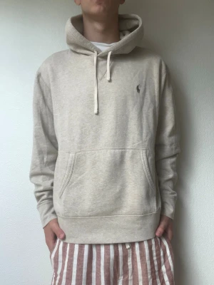 Biege Ralph lauren hoodie - Biege Ralph lauren hoodie i storlek Large men passar mer som en Small/Medium. För referens är modellen på bilden 178cm/70kg och bär oftast Small/medium.