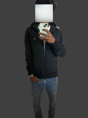 J.Lindberg Cardigan -  En snygg J. Lindeberg jacka i toppskick. Perfekt för hösten och passar lika bra till vardags som till fest. Bekväm och stilren design. Ett måste för dig som gillar kvalitet och mode!
