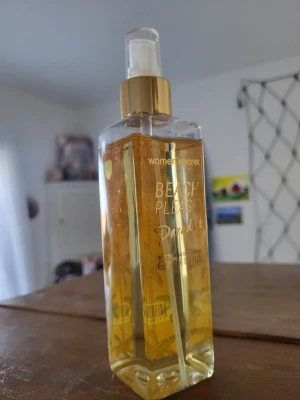 Beach Please Paradise parfym mist✨️ - En frisk och söt bodymist med kroppsskimmer🌟, helt oanvänd🌻