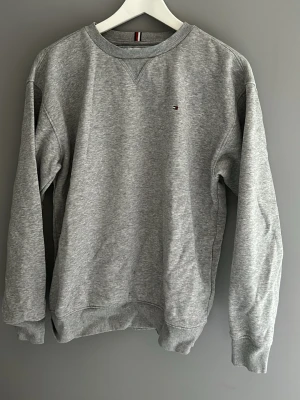 Tommy hilfiger tröja.  - En fin tröja från Tommy hilfiger. Storlek 164. 