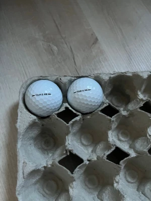 7 stycken Bridgestone vita golfbollar - Säljer 7 stycken vita golfbollar av modellen TOUR B X, TOUR B XS, E12 speed och E7. Bollarna har klassisk dimple-yta och är perfekta för dig som vill ha extra kontroll och känsla på golfbanan.