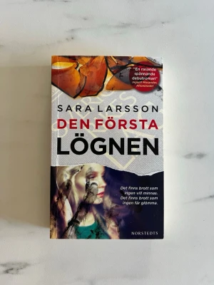 Den första lögnen - Sara Larsson - Pocket - Den första lögnen av Sara Larsson. I fint skick 🌸