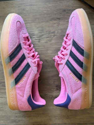 Adidas Gazelle rosa sneakers - Säljer ett par Adidas Gazelle sneakers i rosa mocka. Helt oanvända. Passar 41/42 