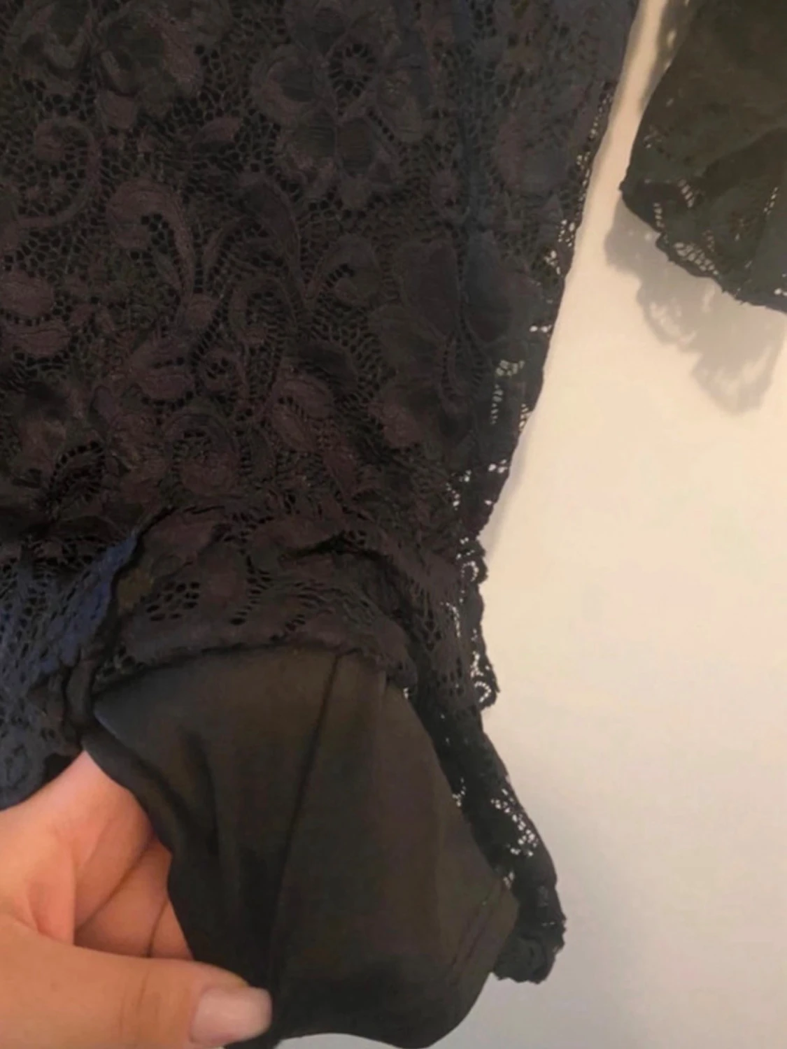 Svart offshoulder spetsklänning - 2