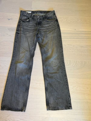 Straight jeans  - Jätte snygga straight jeans gråa low waist från Zara! Mycket bra skick!! 
