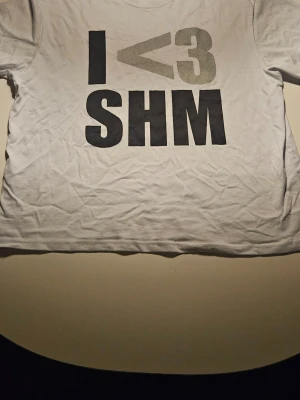 SHM merch - Snygg och skön SHM t-shirt från lördagskonserten och endast använd en gång. Boxy fit i storlek L.