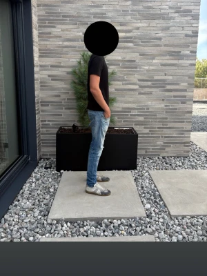 Dondup George Jeans  - Dondup George Skinny Fit jeans i ljusblå tvätt, storlek 34. Snygg sliten/distressed look med hål och slitningar. Personen som bär byxorna är 192 cm lång och väger ca 80 kg. Sömmen vid ena bakfickan har gått sönder, vilket syns på bilderna. I övrigt fint begagnat skick. Nypris ca 3 000 kr.