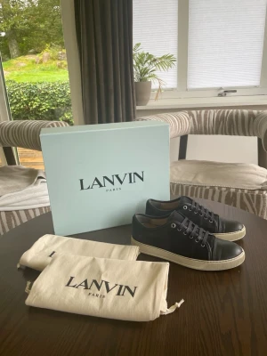 Lanvins - Storlek 41 (Lanvins är större i storleken så passar 42) | Mycket bra skick | defekter syns på bild | Box+2 dustbags+extra skosnören ingår!🙌| Kvitto finns | Bara att höra av dig vid funderingar🤝