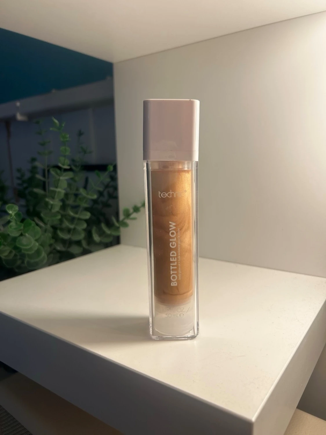 Bottled Glow highlighter i guld