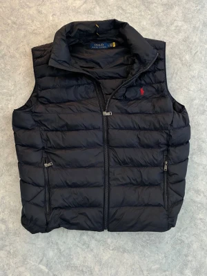 Marinblå Ralph Lauren väst - Riktigt snygg marinblå Ralph Lauren väst till ett bra pris 🔥Pris kan diskuteras vid snabb affär 💯