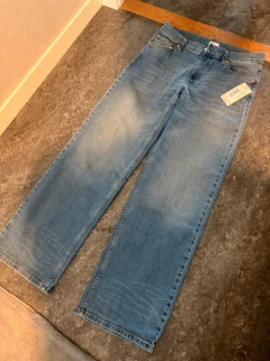 Blå raka jeans från Nelly - Snygga ljusblå jeans från Nelly med raka ben och klassisk femficksmodell. Jeansen har hög midja och är tillverkade i denim med lätt tvättad look. Perfekta för en avslappnad och trendig stil.