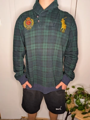 Vintage Ralph Lauren tröja - Tjena! Jag säljer en riktigt snygg vintage Ralph Lauren tröja!😁 Den är i mycket bra skick och har inga fläckar eller skador☺️ Den är självklart äkta✅ Skicka om du har några frågor😄 Modellen på bilden är 172cm lång och väger ca 60kg! Storlek Xl barn men passar ca S i vuxenstorlek!