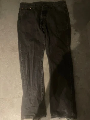 Levi’s jeans 501  - Snygga 501:or med slitningar längst ner på benen. Storlek 34 w 30 L. Pris: 99kr