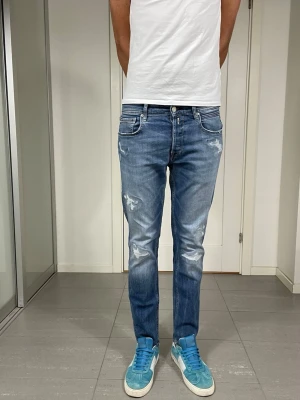 Replay Grover Jeans - Säljer nu dessa Replay Grover Jeans. W31 o L30 med mått ca 39-39,5 o 100 cm. Moddelen är 183 och väger 68 kg. skriv för fler bilder/frågor🙌🏼