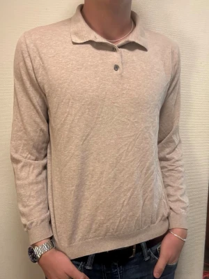 Massimo Dutti pikétröja beige – S - Säljer en stilren beige pikétröja från Massimo Dutti i storlek S. Ett mångsidigt plagg som passar perfekt till både vardag och mer välklädda tillfällen. I mycket fint skick.  Har du frågor? Tveka inte att höra av dig. Allt gott från Deluxe garderoben ⭐️
