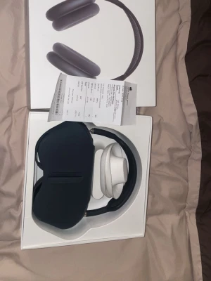 AirPods Max gen 2 - Snygga over-ear hörlurar i mörkgrå färg med matchande skyddsfodral. Hörlurarna har en stilren design med mjuka öronkuddar och justerbart huvudband. Perfekta för musik, gaming eller film och levereras i originalförpackning.