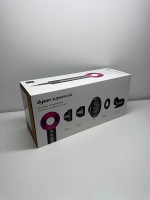 Dyson Supersonic Hårfön - Helt Ny - Helt ny och oanvänd Dyson Supersonic Hårfön! Endast öppnad för att ta bilder, plasten finns kvar.  Perfekt om du vill ha en riktigt bra hårfön eller vill överraska någon och ge bort som present!