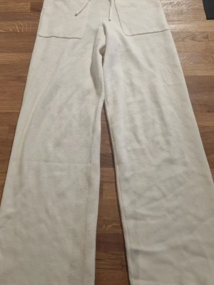 Beiga finstickade byxor - Mysiga cremefärgade fin stickade bycor, väldigt mjuka, perfekt för sommaren.      #baggyjeans #lowwaist jeans #cargobyxor #vida jeans #flarejeans #lågmidja #rakajeans #kostymbyxor #mjukisbyxor #oversizedhoodie #ziphoodie #stickadtröja #corsettopp #offshoulder #babytee #linne med spets #oversized tshirt #stickadväst #maxikjol #y2k #vintage #streetwear #oldmoney #cleangirl #basic #festkläder #vardagskläder #unisex #oversized #fitted #cozy #retro #zara #hm #bikbok #ginatricot #nelly #nakd