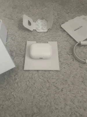 AirPods Pro 2nd Gen - Säljer ett par AirPods Pro, 2nd Gen, i nytt skick.   AppleCare giltig till 2027 - överförs direkt till köparen. Inkluderar USB-C kabel, samt extra öronpluggar.  Serienumret är detsamma på boxen, fodralet, AirPodsen och iPhone-inställningarna.  Kommer från rök- och djurfritt hem. Skickar inom några timmar efter betalning. Fråga gärna om ni undrar något, priset kan diskuteras!