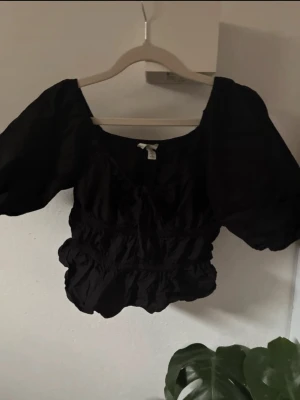 Topp  - Svart topp från h&m använd några gånger. Men den är i gott skick har inga defekter osv. 
