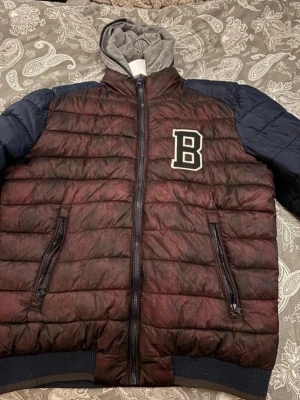 Snygg hoodie jacka Storlek L - Fin jacka från Blend köpt från Zalando Använd endast 1 gång och tyvärr fått en liten reva på höger arm finns på bild men går att lägga på lapp. Annars i nyskick.  Nypris var 899kr