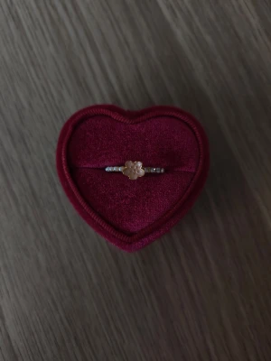 Söt ring med blomma och pärlor - Blomma ring i storlek 17,3mm, guldfärgad.