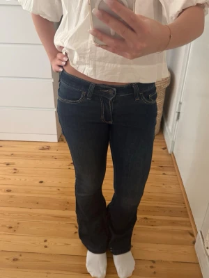 Hollister jeans - Snygga mörkblåa jeans från hollister! Superfin kort modell med snyggt skinny flare🩷Aldrig använda. Använd gärna köp nu☺️