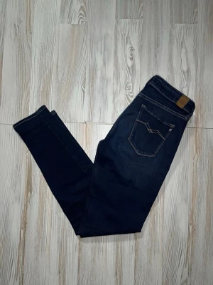 mörkblå replay slimfit jeans - Snygga mörkblå slimfit jeans med kontrastsömmar och klassisk femficksdesign🤯 väldigt bra skick, inga fel🤩 Storleken är W29 L30. Hör av er vid funderingar🙌🏻