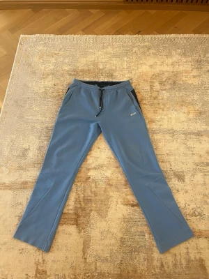 Hugo boss straight leg mjukisbyxor  - Säljer dessa mjukisbyxor från Boss då de ej kommer i användning längre. Byxorna är i mycket bra skick och kommer i storlek M. Passformen är lite baggy 