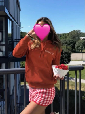 Perrie “Club Tears” hoodie – Stl S - Snygg hoodie från Perrie i storlek S med stilren logga framtill och stort “Club Tears”-tryck på ryggen. Mjuk och skön kvalitet med huva och magficka. Perfekt för en avslappnad men trendig look. Fint skick och passar lika bra till jeans, leggings eller mjukisshorts.
