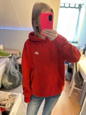 Röd hoodie - Säljer min röda hoodie men en Nike logga på vänster axel. Har inga synliga skador eller liknande. Använd 1 gång. Skriv gärna om du har funderingar. (Priset går alltid att diskutera)