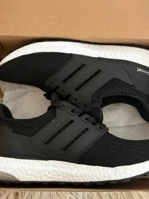 Adidas ultra boost  - Säljer dessa helt nya Adidas ultra boost då de var för små vid köp. Endast använda inomhus. Riktigt komfortabla skor som fungerar perfekt för vardaglig användning! 