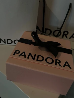 Pandora ring  - Helt ny aldrig använd fick den som present men är guld tjej tar inte silver 