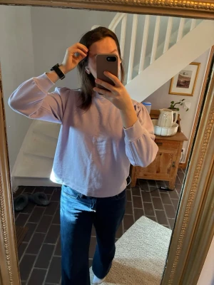 Ljuslila sweatshirt med puffärm - 💜Ljuslila sweatshirt med puffärmar med en rak, avslappnad passform. Muddar vid armarnas slut samt i halsen💜