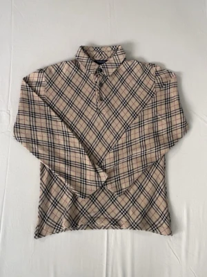 Burberry långärmad piké  - Tja! Burberry långärmad piké | storlek S | mycket bra skick | piké med långa armar | nypris 2-4000kr | passar utmärkt till ungefär allt |stilren vintage | hör av dig vid mer frågor eller funderingar🍾 Mvh Gradioso🤩