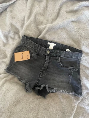 Svarta jeansshorts  - Snygga svarta/gråa  jeansshorts från sellpy 