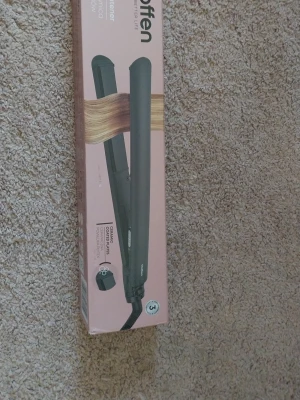 Svart plattång från hoffen - Säljer en svart plattång från hoffen med keramiska plattor och justerbar temperatur. Kommer i originalförpackning med instruktioner på sidan. Perfekt för att styla håret snabbt och enkelt.