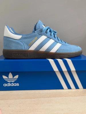 Adidas spezial ljusblå - Snygga Adidas Originals Gazelle sneakers i ljusblå mocka med vita detaljer och klassiska tre ränder på sidan. Nypris är runt 1300kr! Hör av er vid frågor och fler bilder! Pris går att diskutera! 