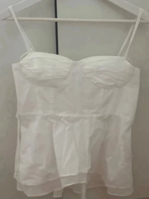 Zara topp - Säljer denna jätte fina toppen från zara!                        Priset går alltid att diskutera och toppen finns kvar tills markerad såld.💓