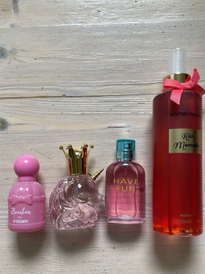 Parfymer och bodymist  - Fina parfymer som jag har fått och haft som dekoration ett tag nu men aldrig använt då jag inte använder parfym. Max sprutat några sprut med dem. Luktar gott och lite olika.