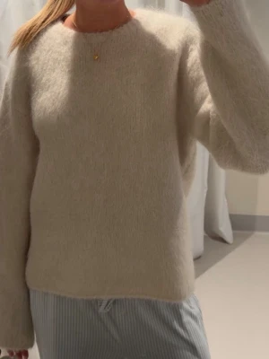 Stickad mohair tröja  - Snygg stickad tröja från hm! Använd 2 gånger. Nypris 1299