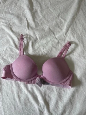 push-up bh från Calvin Klein - Säljer en rosa/ljuslila bh från Calvin Klein för att jag aldrig har använt den! Den kostade 500kr när jag köpte den och den är helt ny. Storlek 70A, push up och justerbara axelband. Jätte fin och skön! Hör av er vid frågor. Jag tycker priset är helt rimligt och till o med lite lite då den är ny! Men hör ändå av er om prisförslag.  #bh #calvinklein #pushup